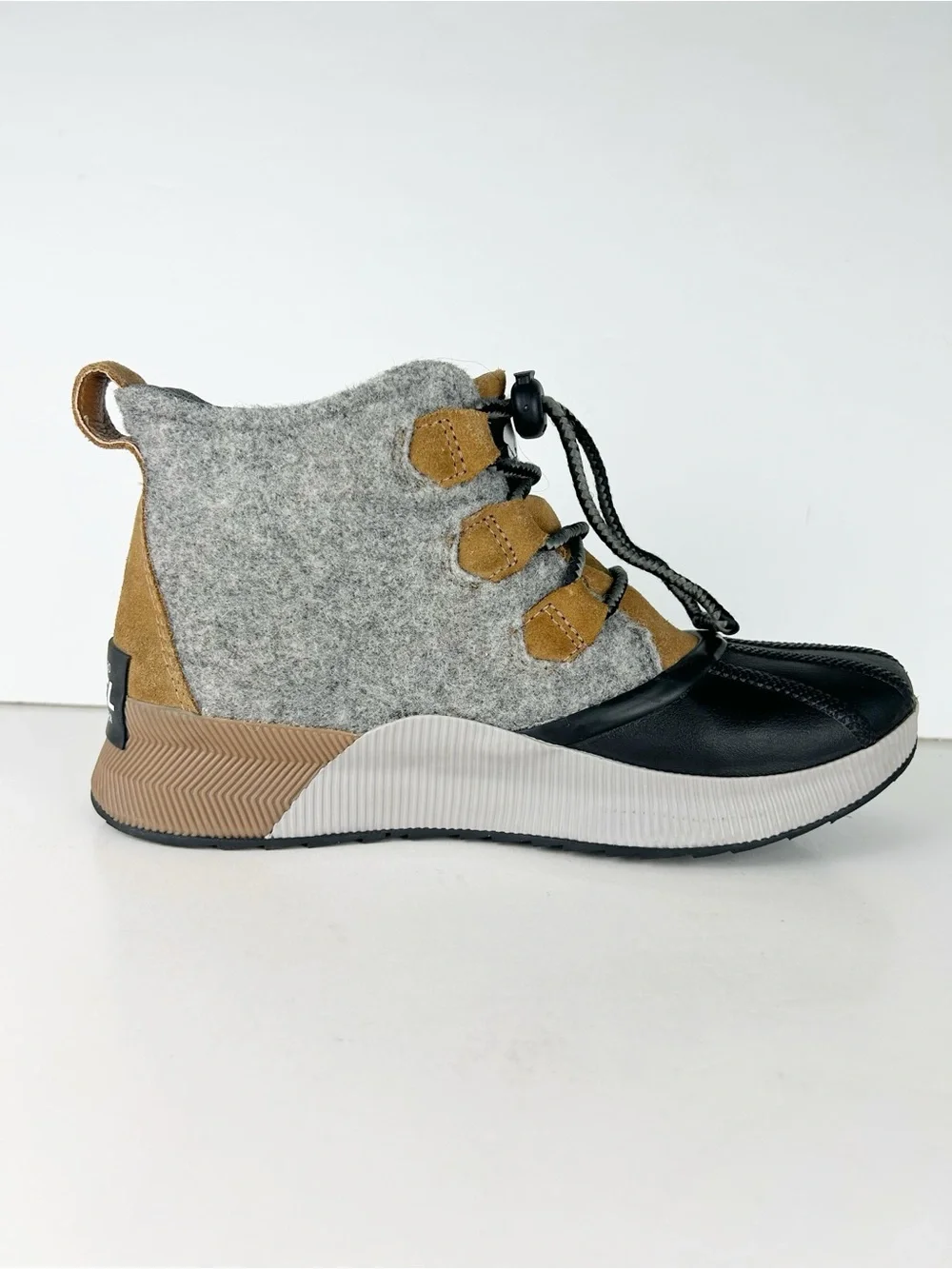 Sorel Out N About IV Classic Waterproof Unisex Suede Tan Gray Youth Boots